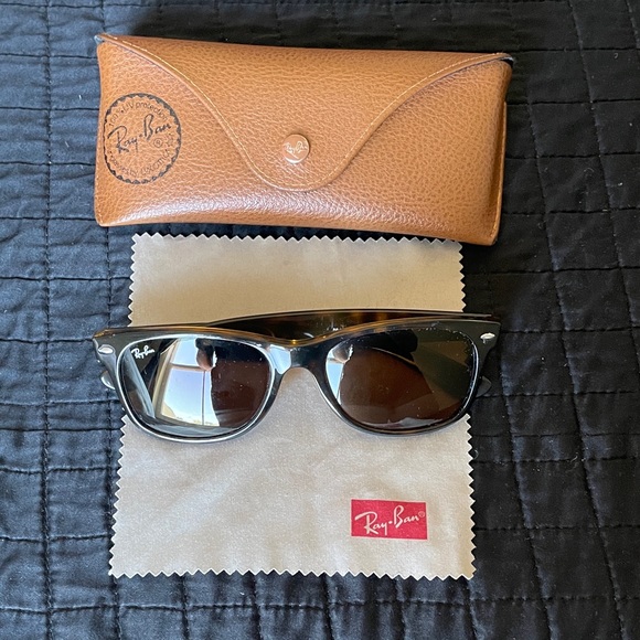 Ray-Ban Accessories - Ray-Ban Sunglasses & Case 🤎